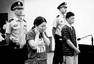 当法官宣判她亲手杀死自己的儿子被判处11年时，贾利园捂住了自己的耳朵并流下了眼泪。 首席摄影记者 吴宁/摄