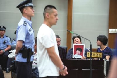      马栋梁在法庭上受审。京华时报记者蒲东峰摄