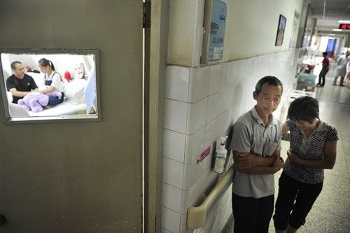 ���ڵȵ�С漸�Ů�����С�үү���̶��ڲ�����Ĩ���ᣬ���������Ƿ����쳣