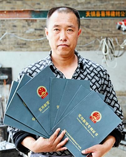 赵喜向记者展示他获得的专利证书 