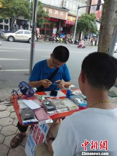 连日来,江西新余19岁少年龚宇街头摆摊贴手机膜的消息感动众多网友.