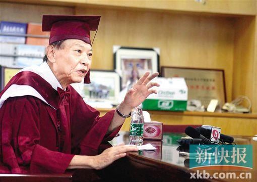 毕业典礼上“牛人”出没! 毕业典礼上“牛人”出没!