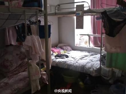 杭州100平群租房塞18张上下两层床铺 房东被