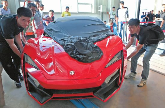 众人"捧"来9400万元的莱肯跑车 新文化记者 孙立国 摄