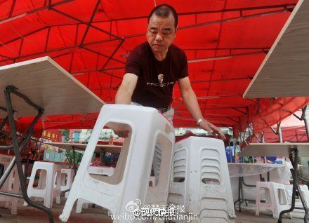李翔暂时在一家大排档打工 李翔暂时在一家大排档打工