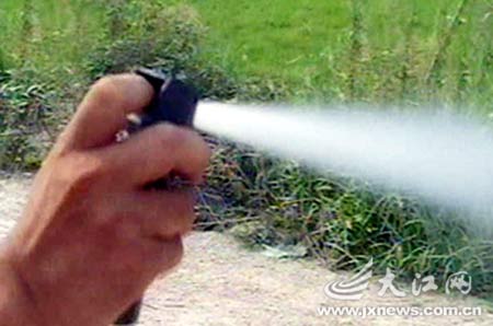 孪生兄弟用催泪喷雾器喷倒女性强奸(图)