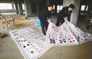 妇女背幼儿参赌无暇顾及其啼哭(图)