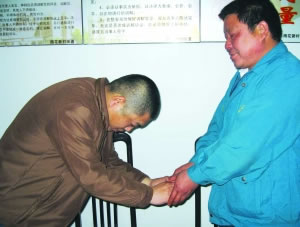 司机打喷嚏撞死女孩死者父亲请求从轻处理