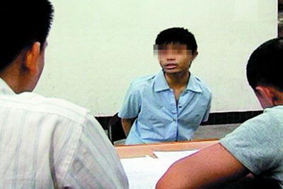15岁少年弑母砍父被判14年(组图)