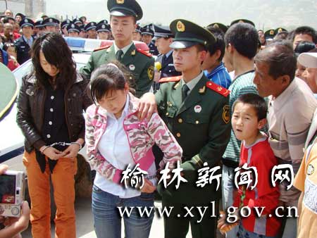 46岁男子被亲生女儿与年轻情妇合谋杀害