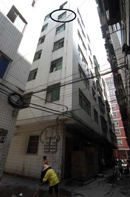 女子坠楼亡同居男子被警方带走