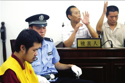 失恋大学生进入情敌家中行凶受审(图)