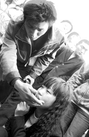 法院工作人员驾车撞人后殴打被撞女子(组图)