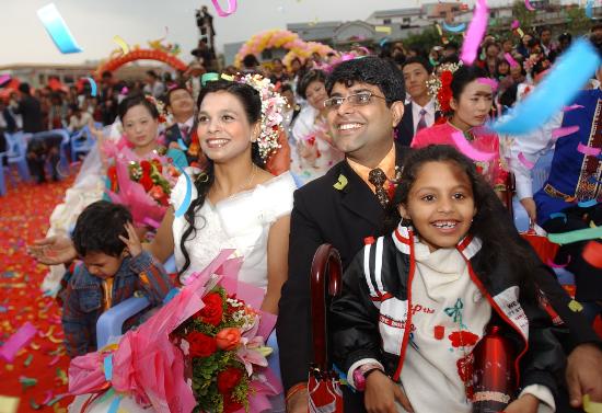 图文:广东丹霞山举行国际集体婚礼(1)