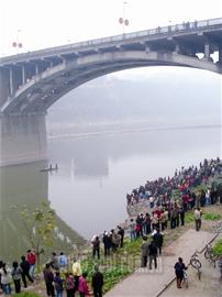 14岁女生因受父母责怪跳江自尽(组图)