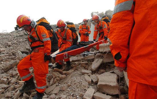 图文:山西省地震紧急救援队举行地震灾害演练(4)