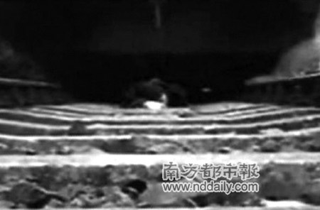 网上出现青年卧轨自拍视频(组图)