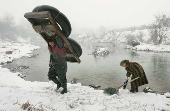 图文:野旷天低树风雪捕鱼人