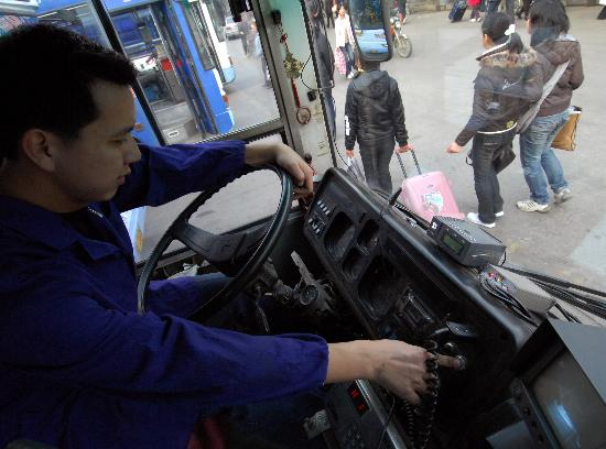 图文:[社会]南昌:公交车上安装智能调度系统