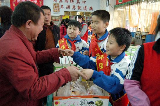 市民:小学生施教环保v市民图文送纸袋(2)2014小学区扬州年自制图片