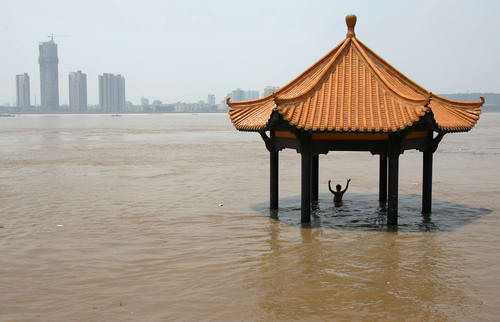 图文：武昌江滩的亲水平台淹没在江水中_新闻中心_新浪