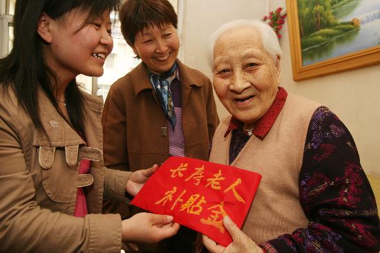 图文:#(社会)济南为长寿老人发放补贴金