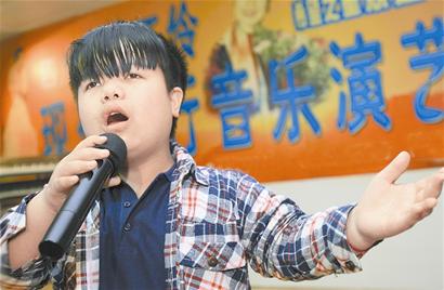 父母举债供1.1米高儿子学艺(组图)