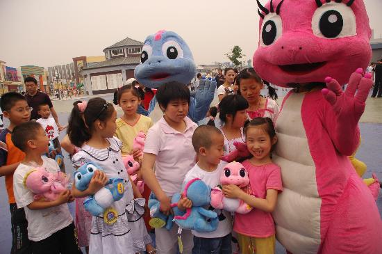 图文:灾区孩子游乐园里过六一儿童节