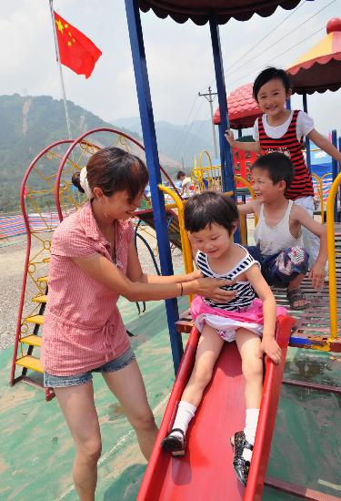 幼儿园小朋友玩滑梯