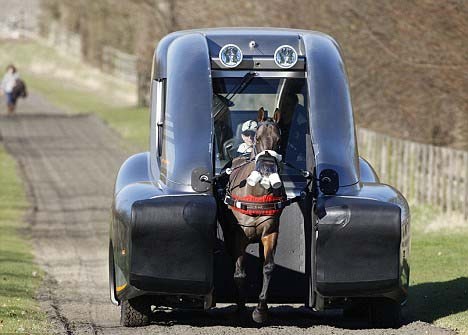 马与汽车结合的混合动力车被用于赛马训练(图)