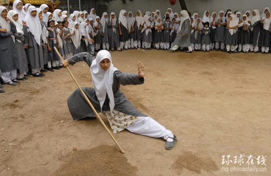 图文:一名女学生在练习棍法