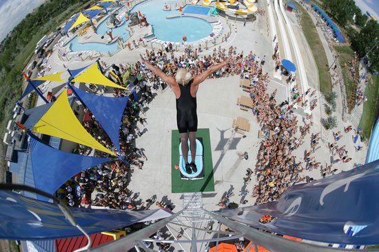 47岁运动员从10米高空跳入0.3米水池破纪录