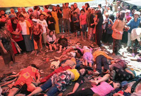 富户发善款引万人蜂拥23人因踩踏死亡(组图)