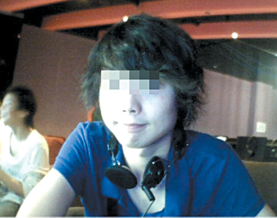 小伙白天当男人打工晚上扮女人逛街(组图)