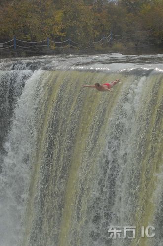 图文:男子打破瀑布跳水吉尼斯世界纪录