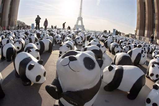 组图：巴黎广场放置1600只纸熊猫
