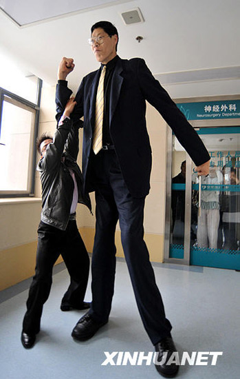 组图：身高2.42米男巨人探望身高2.36米女病人