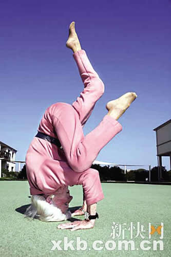 83岁女瑜珈教师能做出各种高难度动作(组图)