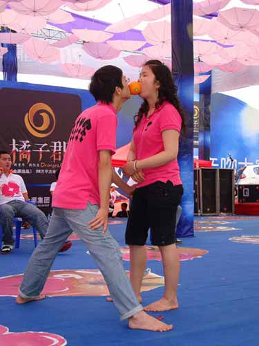 房产商办亲吻大赛吸引购房者眼球(组图)