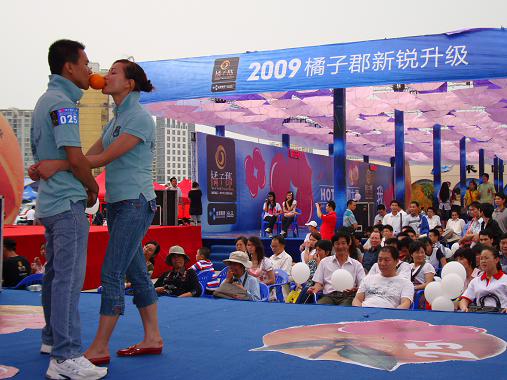 房产商办亲吻大赛吸引购房者眼球(组图)