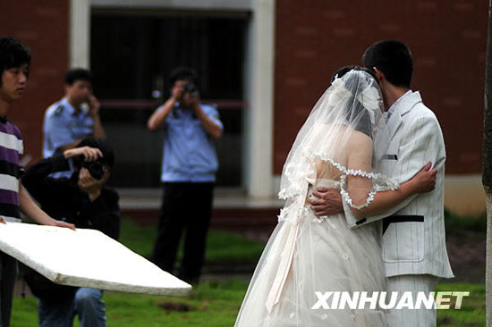 组图：戒毒所内的特殊婚礼