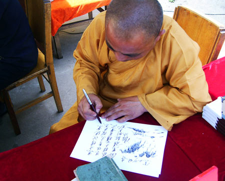 10余村民扮和尚在少林景区算命骗钱日收入5万