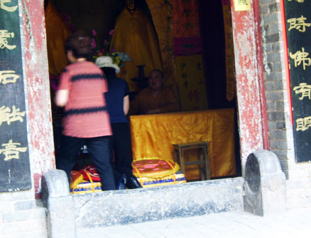 10余村民扮和尚在少林景区算命骗钱日收入5万