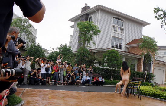 房地产商举办人体摄影比赛展示楼盘(组图)_新