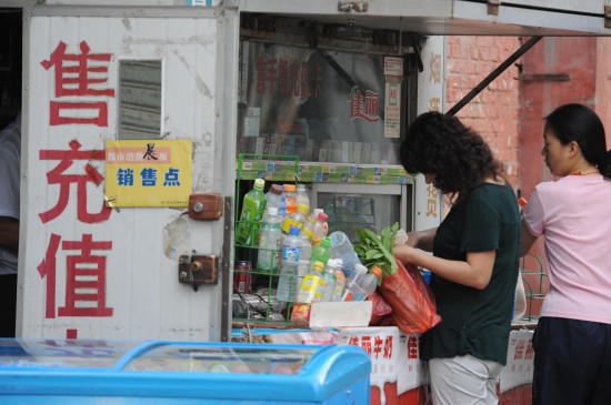 图文:乌鲁木齐市民在一个小卖部购物