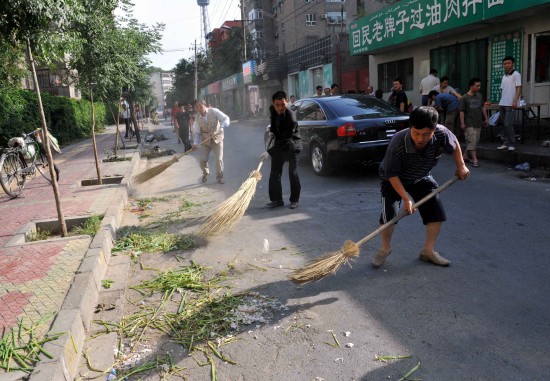 图文:人们在乌鲁木齐光明路上打扫卫生