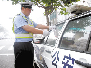 交警给警车贴罚单称法大于情(组图)