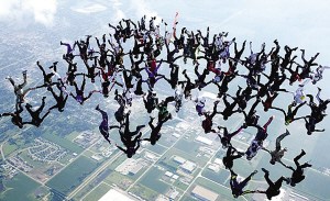 108人在5千米高空头朝下跳伞创世界纪录(图)