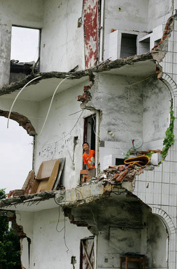 楼房被拆除一半后仍住满居民(组图)