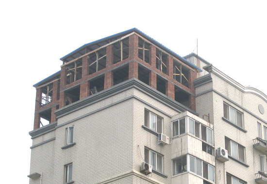 业主在楼顶上加盖的两层楼房已经初具规模